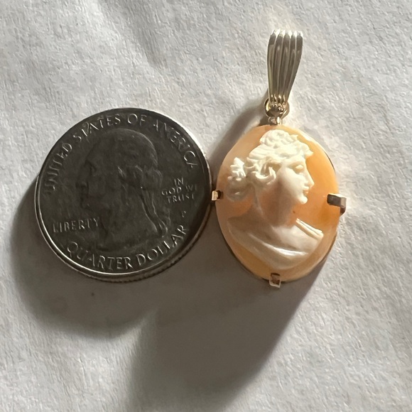 Elegant 14K Gold Cameo Pendant - Picture 3 of 4